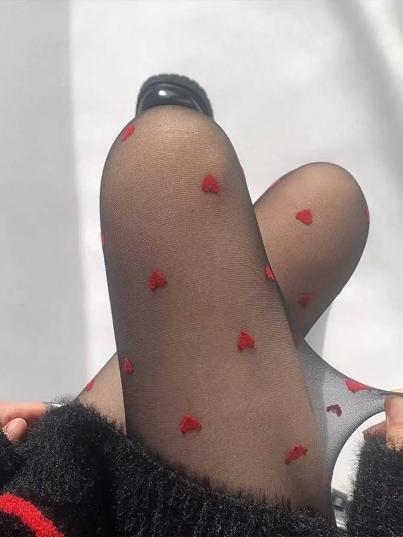 

Женские черные прозрачные колготки с принтом красных сердец, модные для Дня святого Валентина или повседневной носки