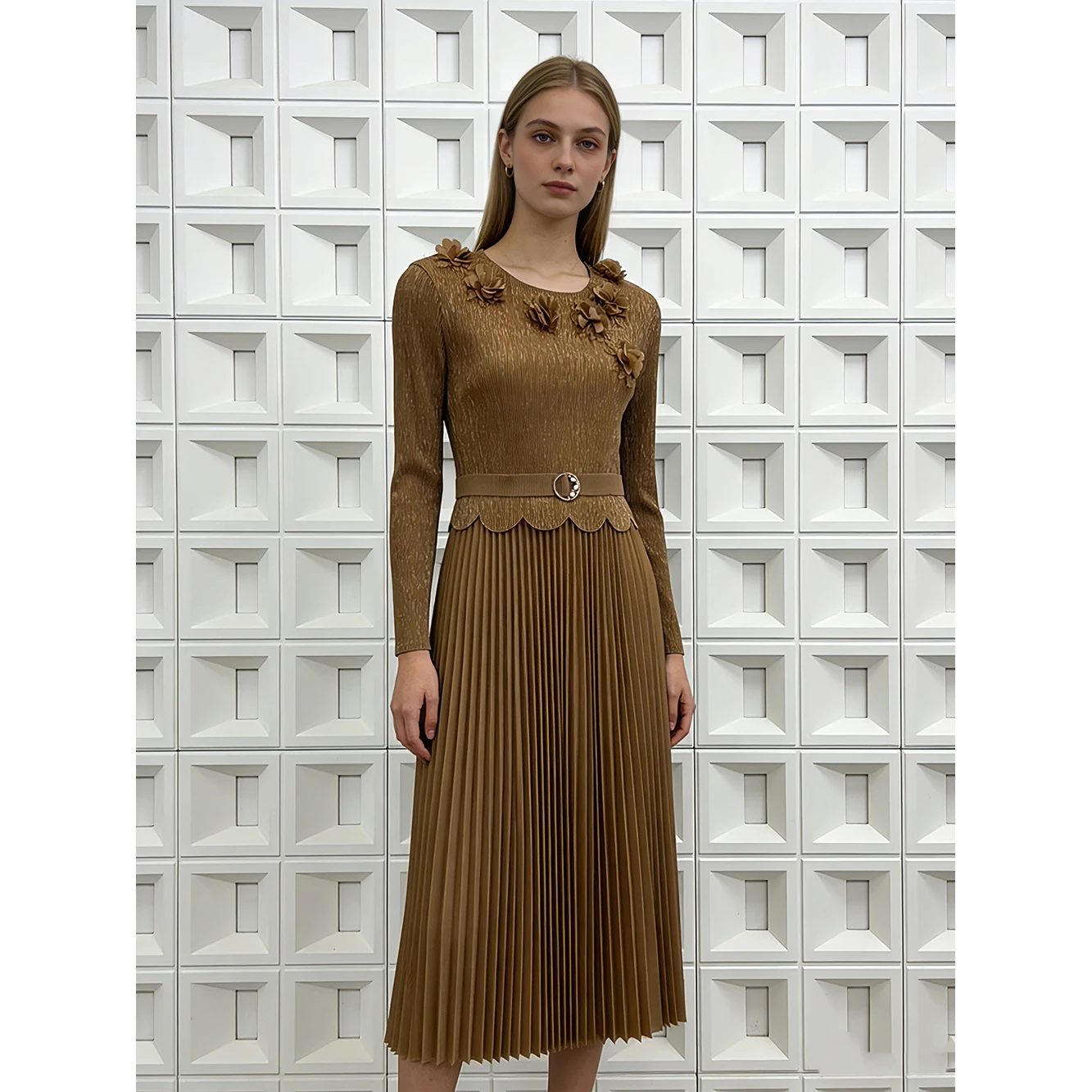 

Юбка-макси свободного кроя с плиссировкой и металлическим поясом, украшенная 3D-цветами с золотым тиснением, в стиле Юго-Восточной Азии