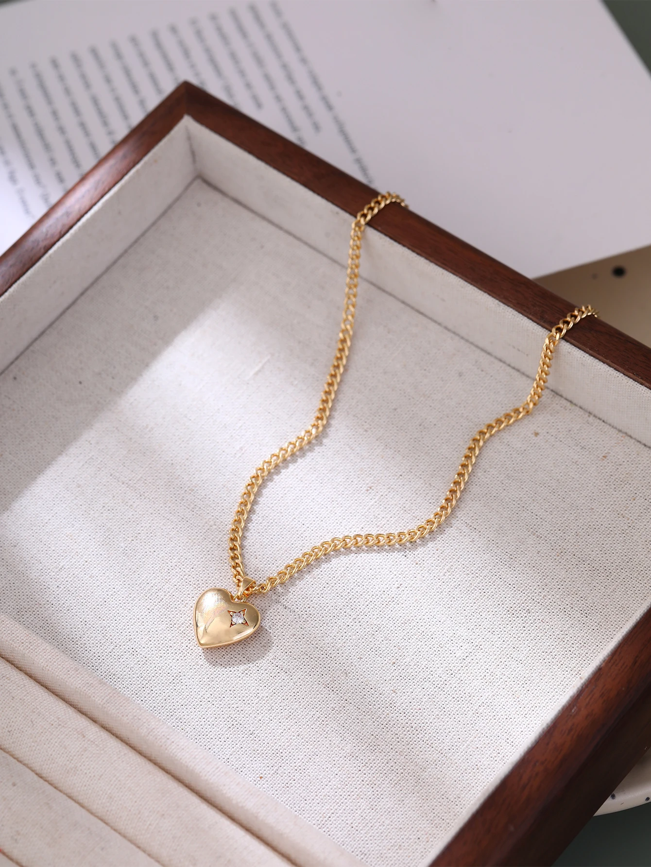 

Fashionable Golden Chain Heart Zircon Embellishment Necklace Concert Party Vacation Classic Versatile Elegance Sweet Necklace