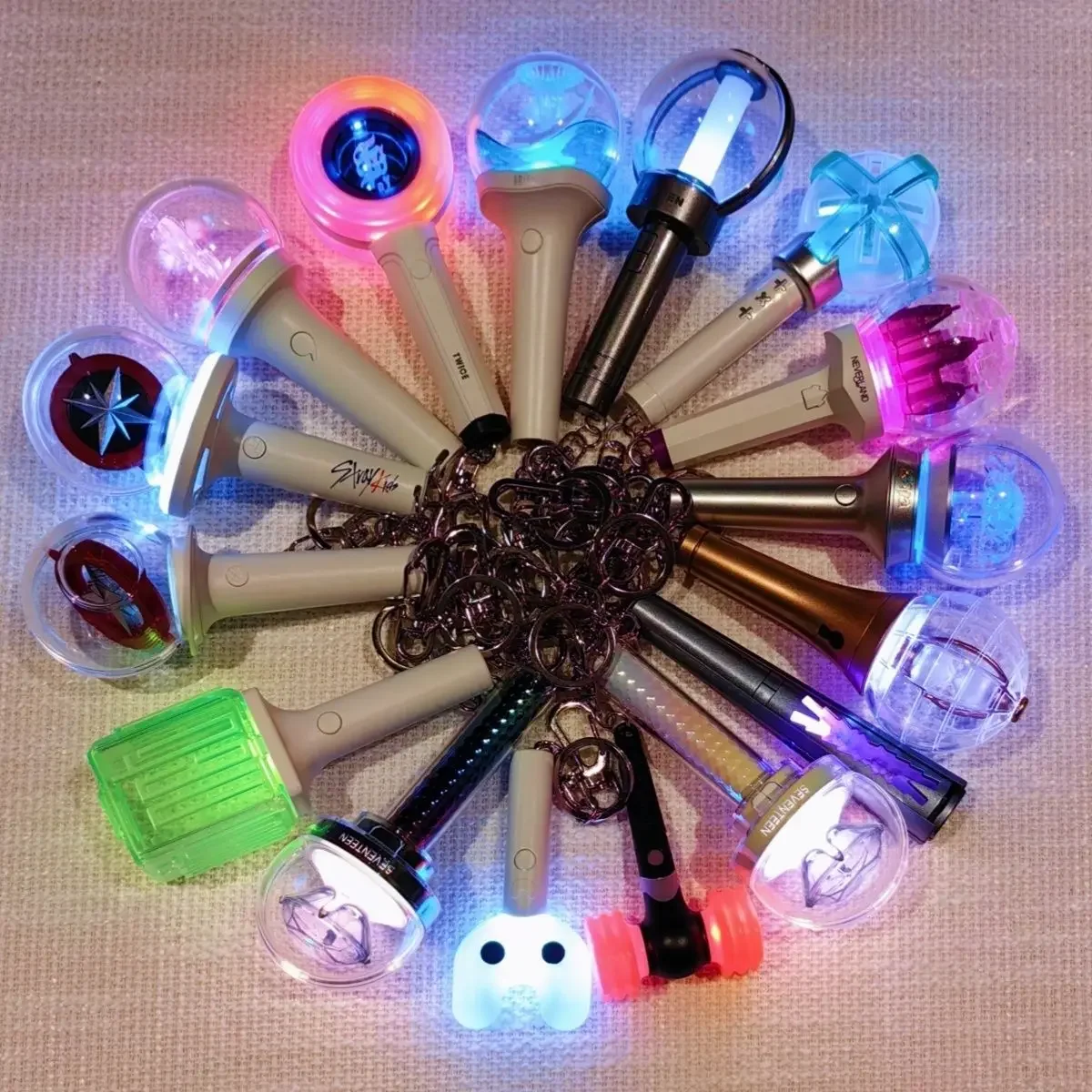 Mini llaveros de palo de luz Kpop, llaveros de luces creativas con baterías y regalos, bolsa colgante de coche, nueva moda