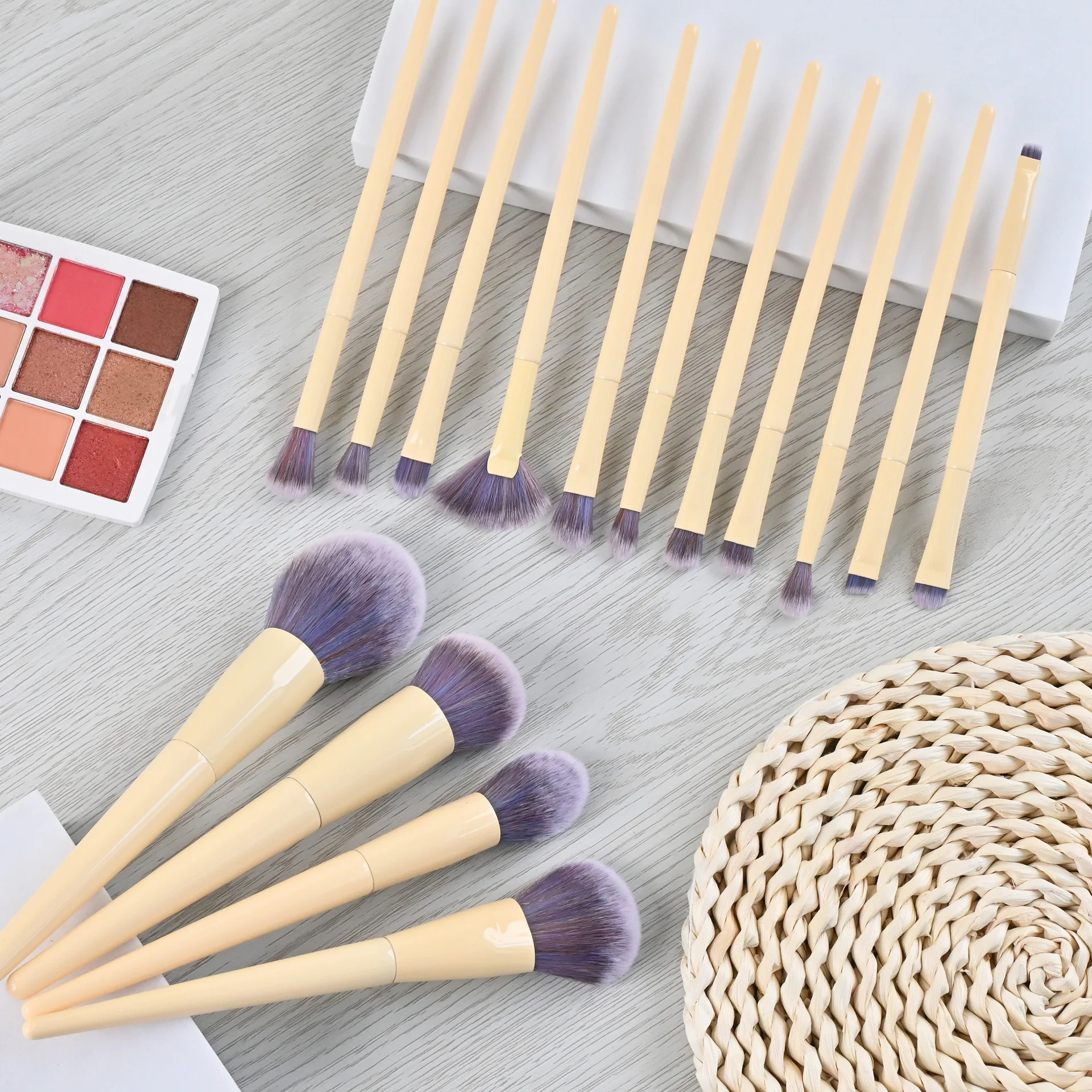 Pennelli per trucco Set di pennelli di lusso all'ingrosso di alta qualità vegano 15 pezzi Kit di pennelli per trucco Logo personalizzato Giallo chiaro 5 set
