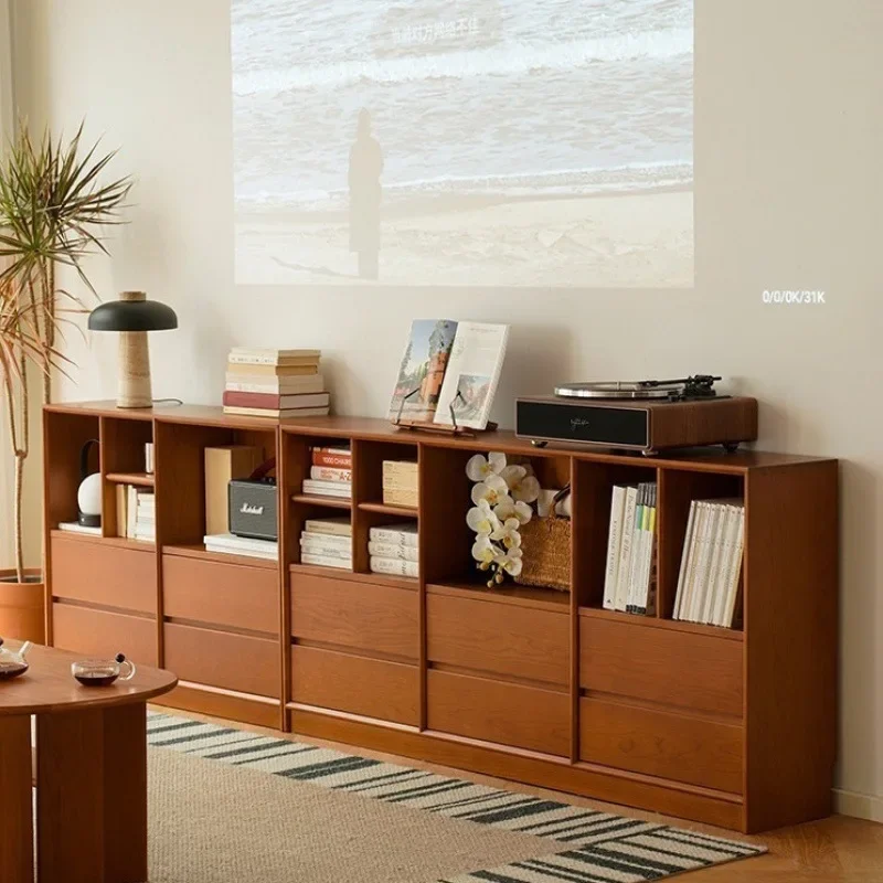 나무 바닥부터 천장까지 이어지는 중세풍 식탁 옆 책장, 일본식 TV 수납장 조합