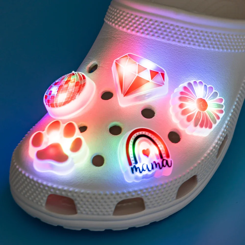 5 Stück LED-Schuhanhänger, Katzen, Hunde, Einhörner, beleuchtete Schuhdekorationen, Gamepad-Kameras, Diamant-LED-Pins für Frauen und Mädchen, Clog-Schnallen – Detail 13