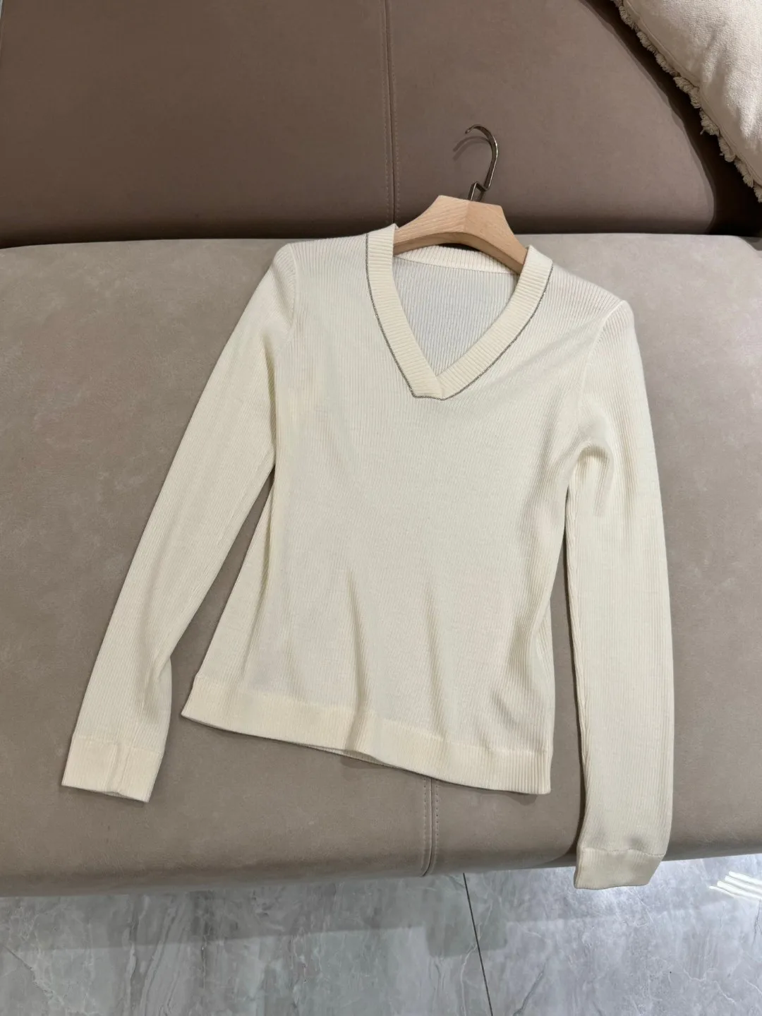 Exquisitely decorated V-neck 100% wool long sleeved solid color basic jersey blouse