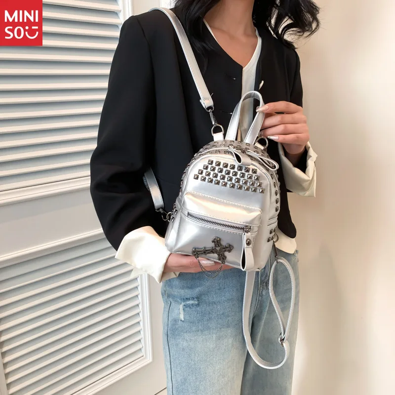 Miniso 2025 Mochila cravejada punk de verão para mulheres, bolsa de viagem nervosa com alças, mochila pequena moderna