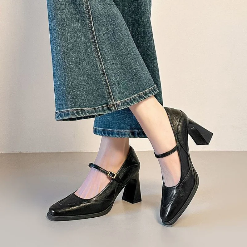 Damen Retro Mary Jane Pumps mit eckiger Zehenpartie – Flache Pumps mit einem Riemen und klobigem Absatz, elegante High Heels für den Alltag