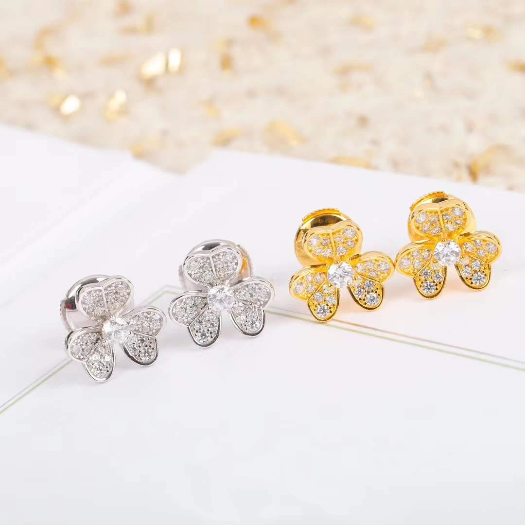 

Женские серьги-гвоздики с лепестками клевера, из серебра 925 пробы