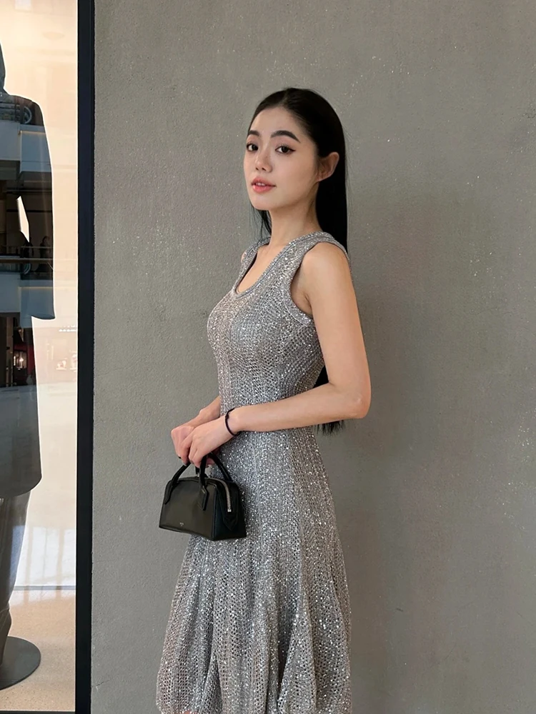 فستان محبوك جديد لربيع وصيف 2025 برقبة دائرية بدون أكمام، صدرية مطرزة، فستان على شكل حرف A بخصر مشدود #4