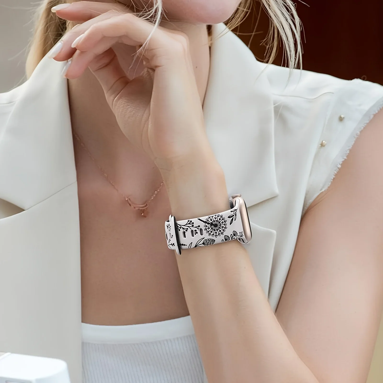 Силиконовый ремешок с гравировкой для Apple Watch Series 10 9 8 7 SE 6 5 4 Браслет с цветочным принтом для Iwatch 46 мм 42 41 45 40 44 38 Ultra 2 49 мм