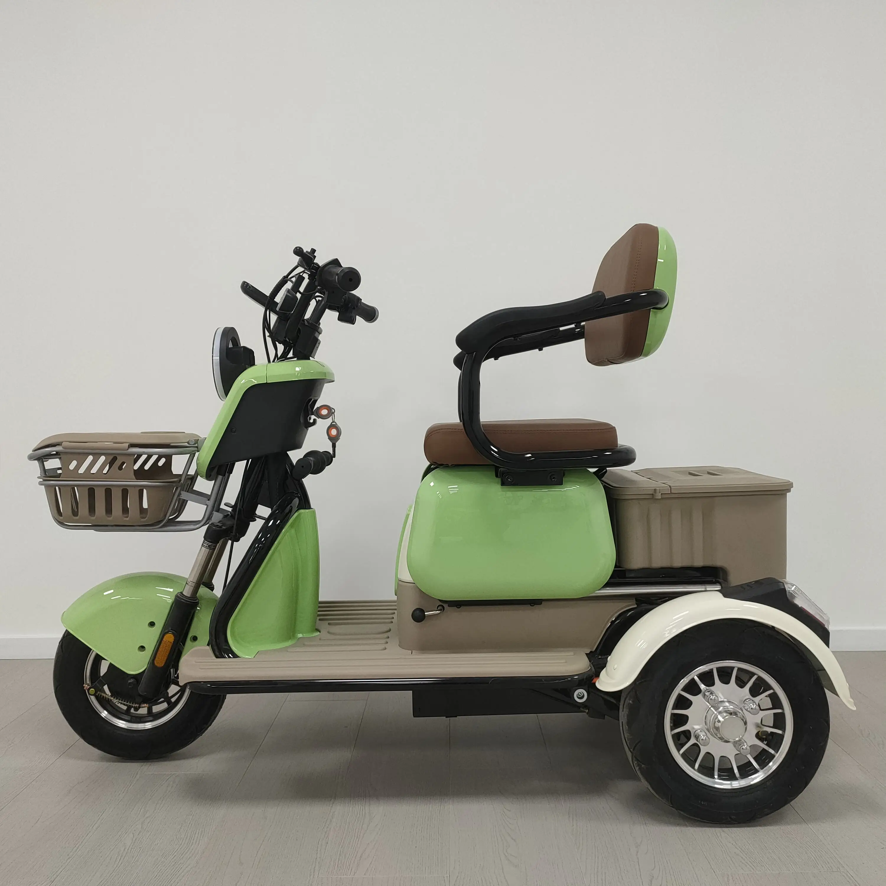 Electric Tricycle with 3 Wheels High-power 800 Watt Motor Suitable for Night Riding Safety Lighting