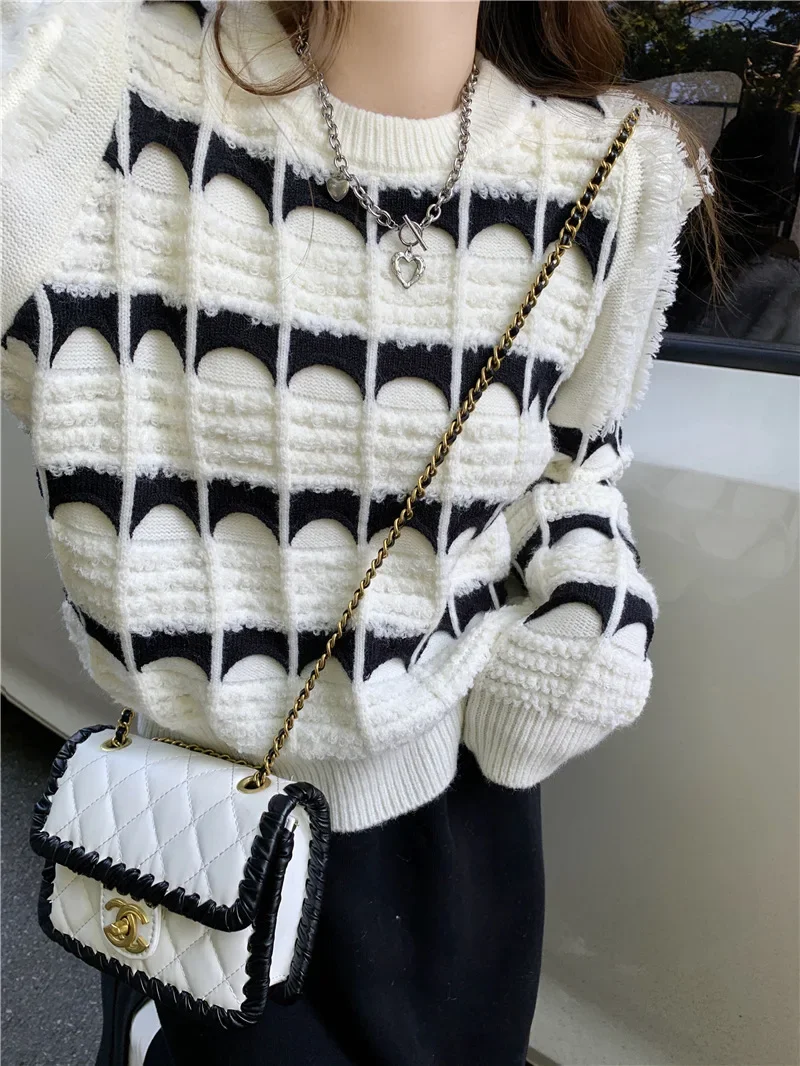 

Small fragrant wind contrast color striped fringed sweater female autumn 2024 new niche design fashion chic soft waxy sweater.