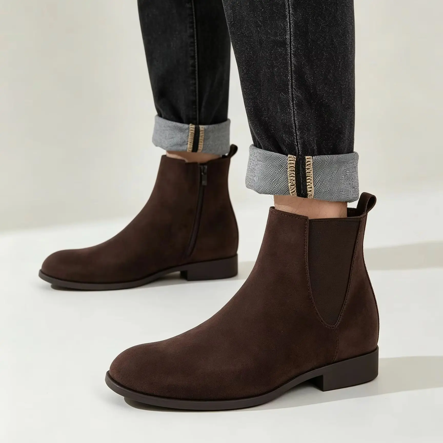 Las botas Chelsea de ante para hombre de la marca Desaidb tienen un diseño con cremallera lateral y son unas botas clásicas de estilo británico, ideales para el ámbito laboral.