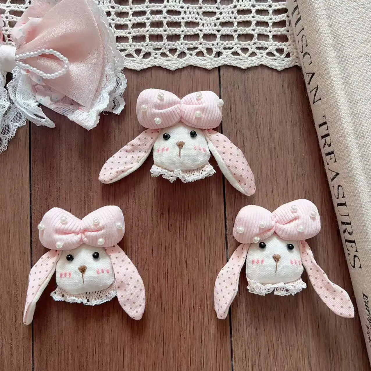 High Quality 3D Pearl Bow Dog Plush Toy Hair Accessory Cartoon Fabric Brooch Pin for Hats Shoes Apparel Embellishment