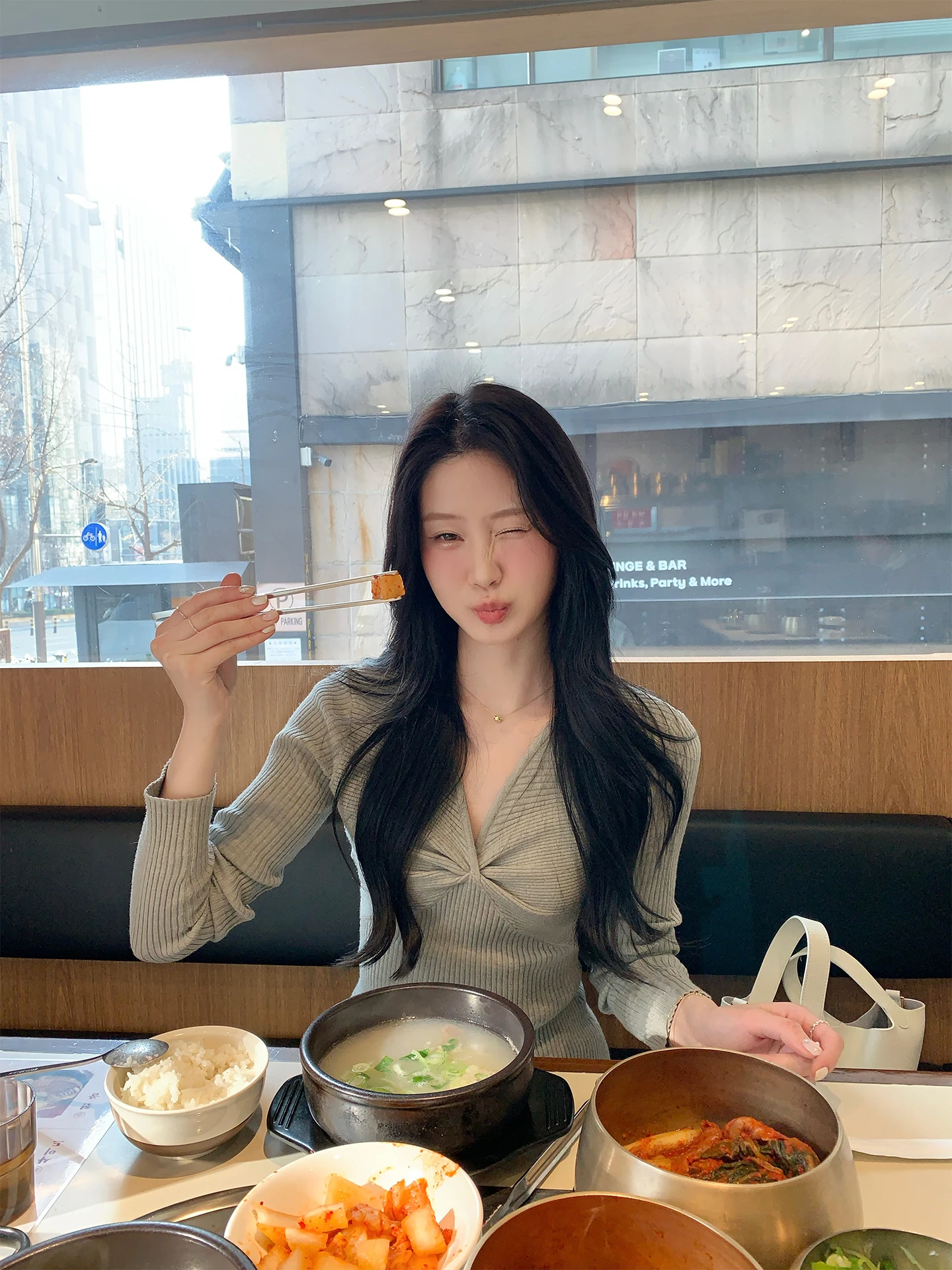 

Женская теплая двухцветная облегающая трикотажная базовая кофта JeJuna Chien Sister с V-образным вырезом, эффект похудения