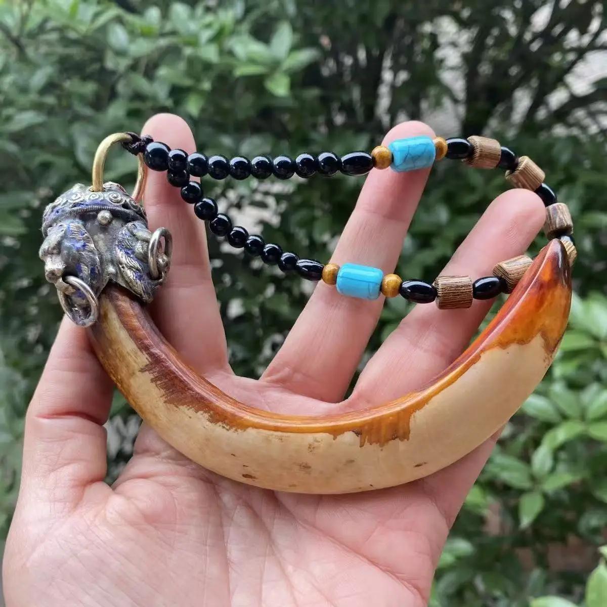 

Старый инкрустированный тибетским серебряным кулоном в виде львеня, чтобы защитить от злых духов