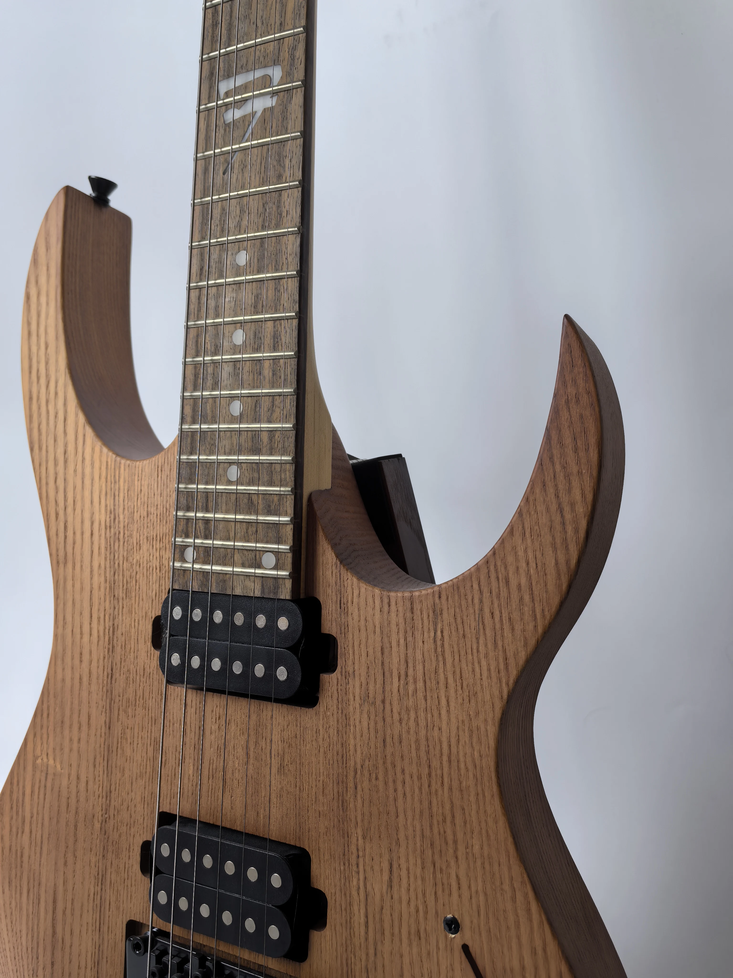 High quality, can be customized, 6 string 24 product electric guitar, natural wood color, order can be shipped.Goods in stock.