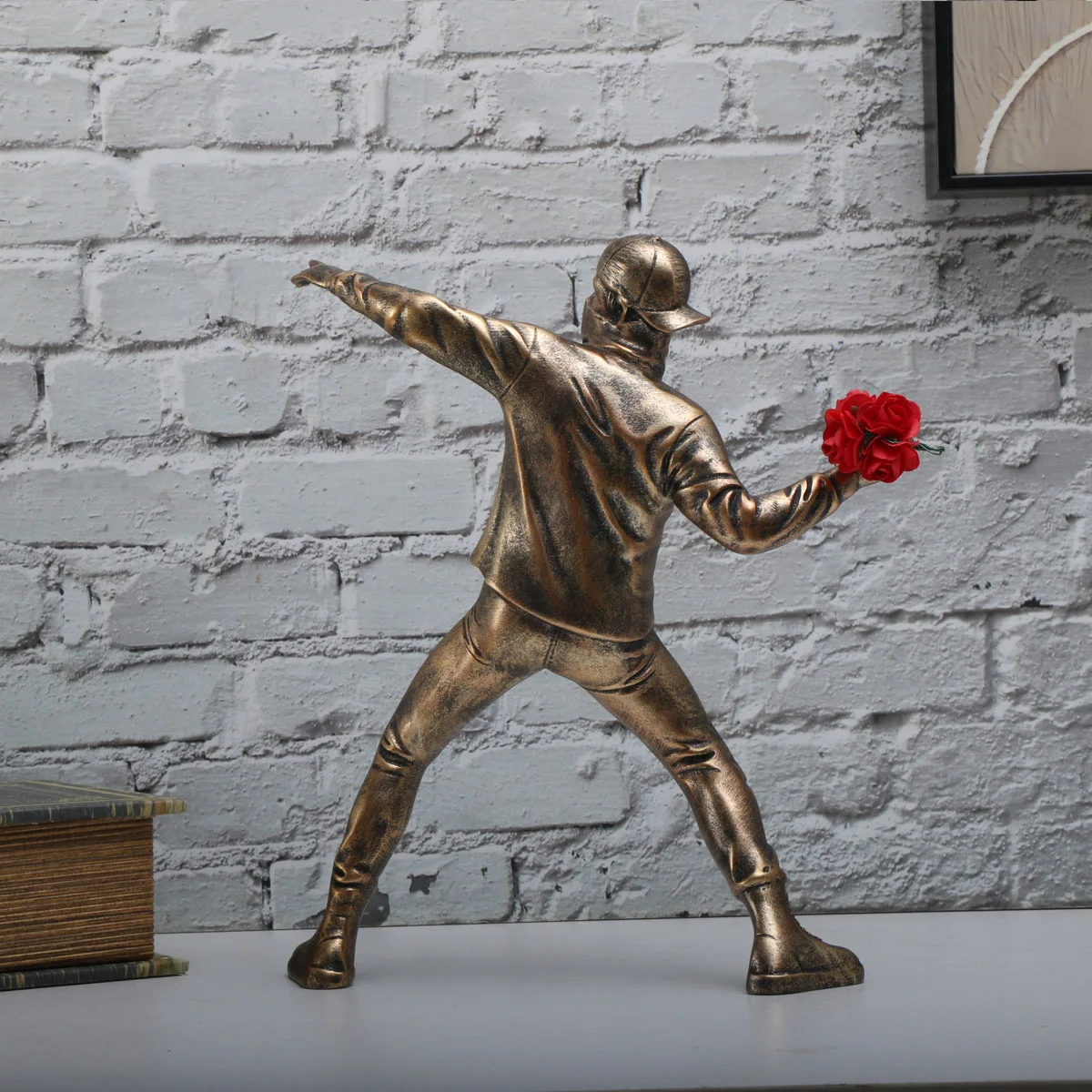 1 pc Resin Banksy Sculptures Flower Thrower Statue Bomber Home Decoration Desk Accessories Collectible Figurine Decorative Inter