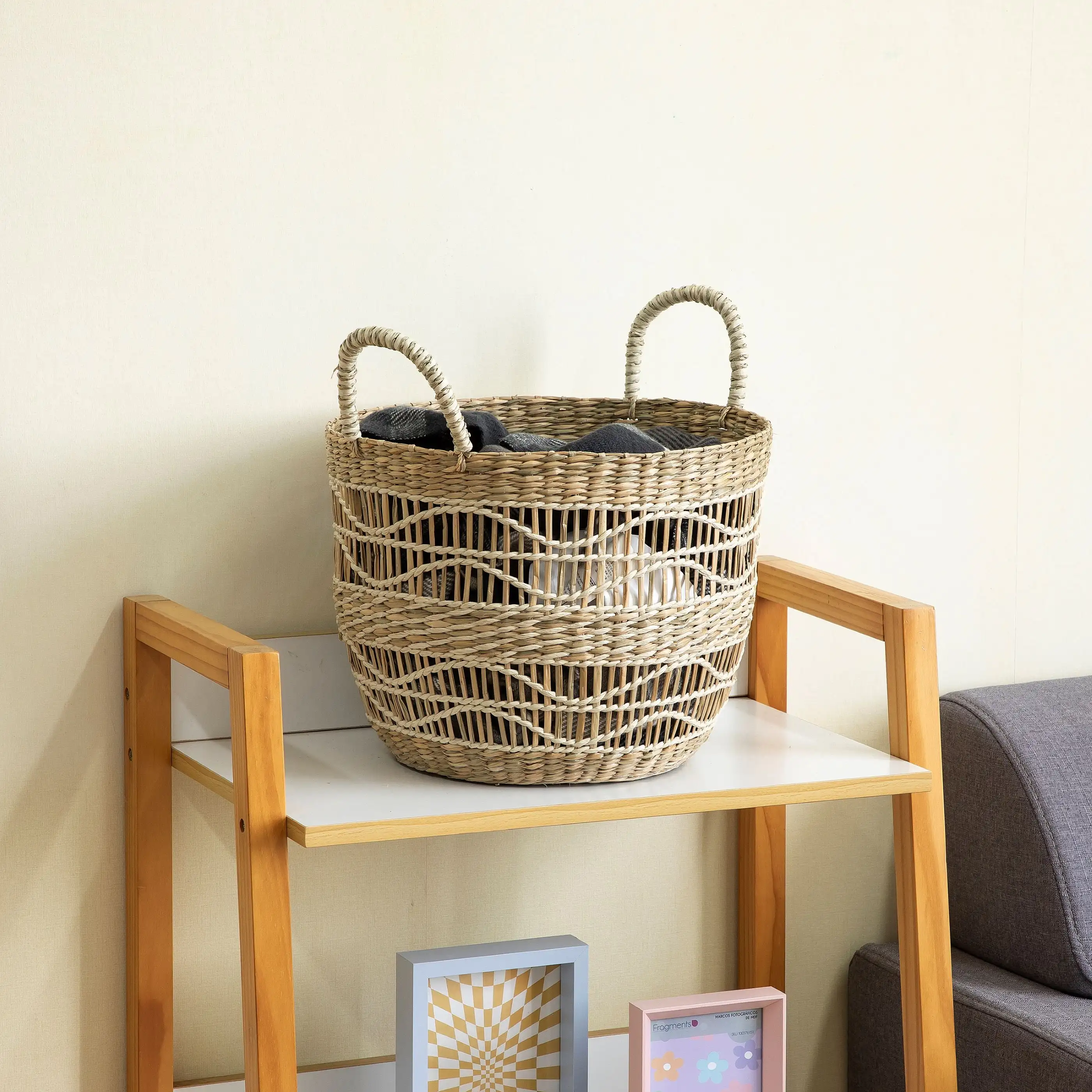 Natürlicher handgewebter Seegraskorb mit einzigartiger Details