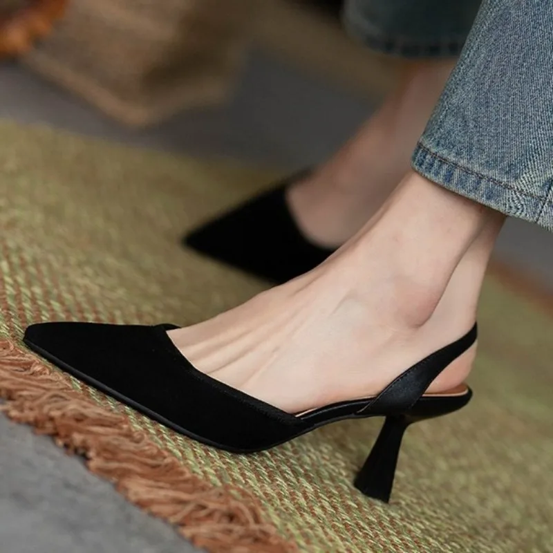 

Красивые женские босоножки на среднем каблуке во французском стиле, лето 2023 года, двухцветные кожаные туфли на шпильке, универсальные туфли на высоком каблуке 34–39