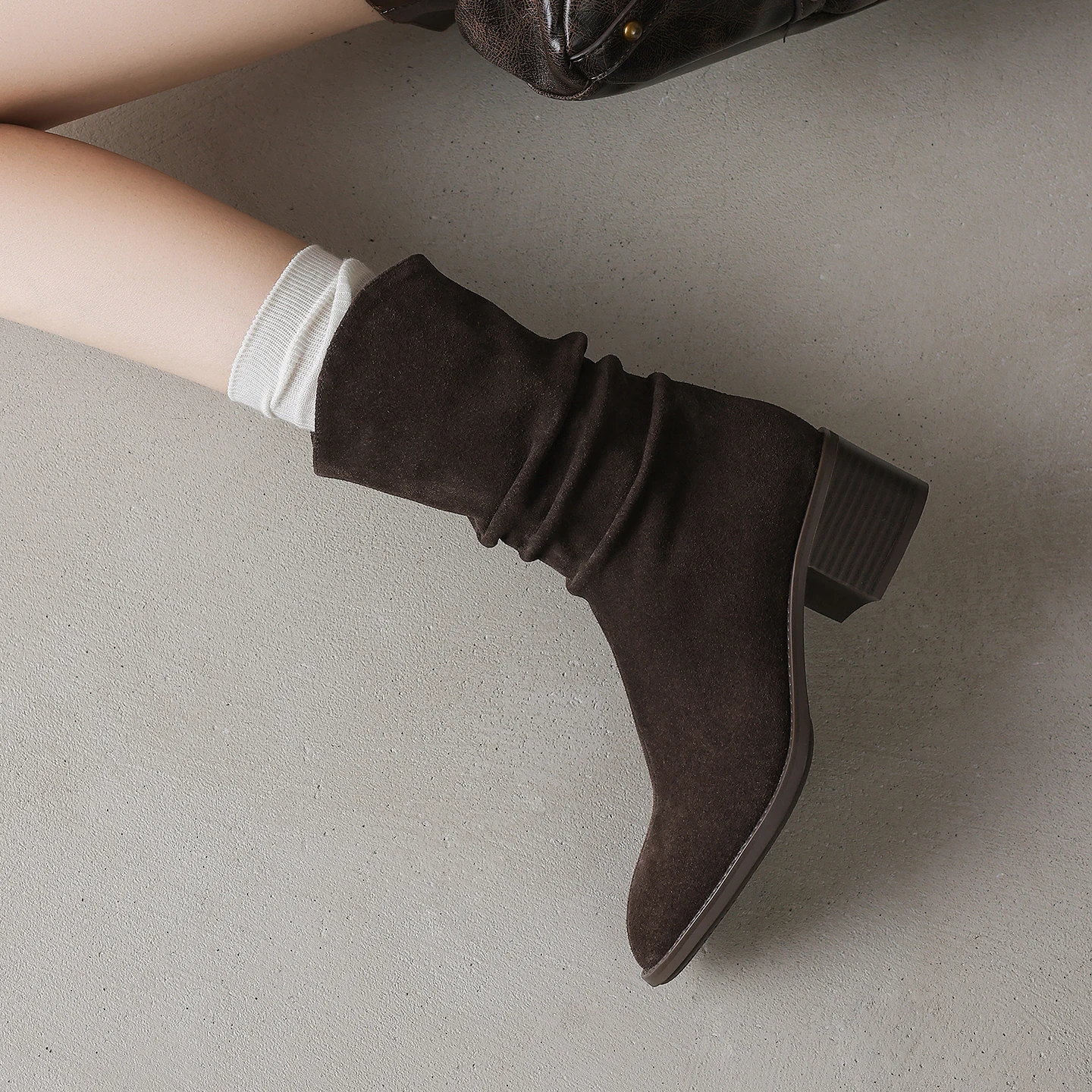 

2026 новые осенне-зимние женские ботильоны из натуральной кожи, 22-24,5 см, современные ботинки из коровьей замши с круглым носком, ботинки в стиле вестерн на молнии сбоку