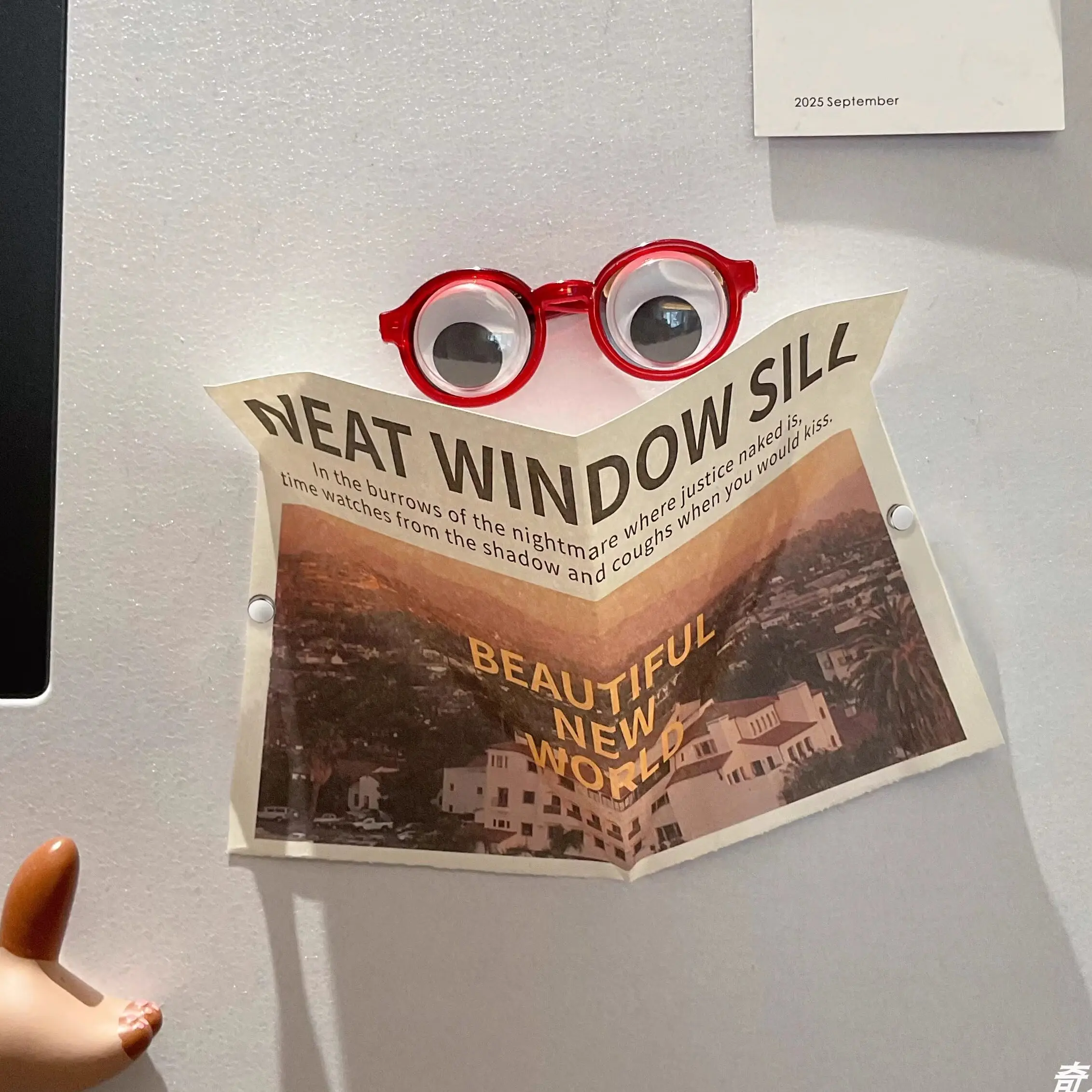 3D Fridge Magnet, Funny Big-Eyed Character Reading Newspaper, Cute Decorative Magnetic Sticker, Message Holder, Desk Ornament, C