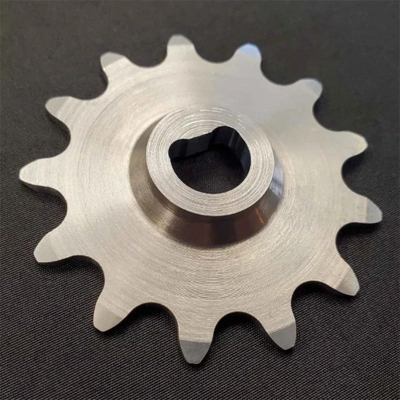 

Изготовленная на заказ прецизионная цепная звездочка с ЧПУ, приводная шестерня из стали 1018, прочная для плавной передачи