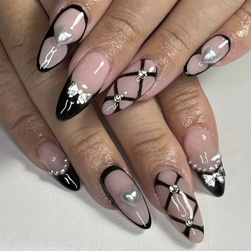 24 uñas postizas negras de Halloween con murciélagos, forma almendra, decoradas con remaches y moños, reutilizables, acrílicas 4