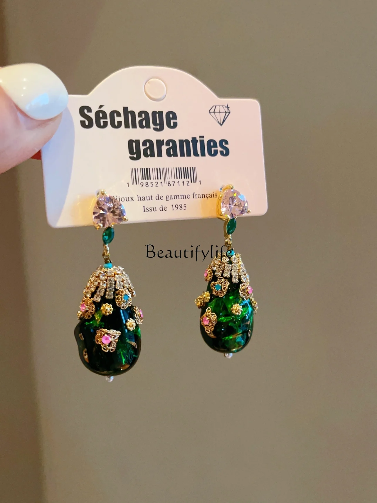 

Light luxury retro court green gem earrings hand-inlaid zircon