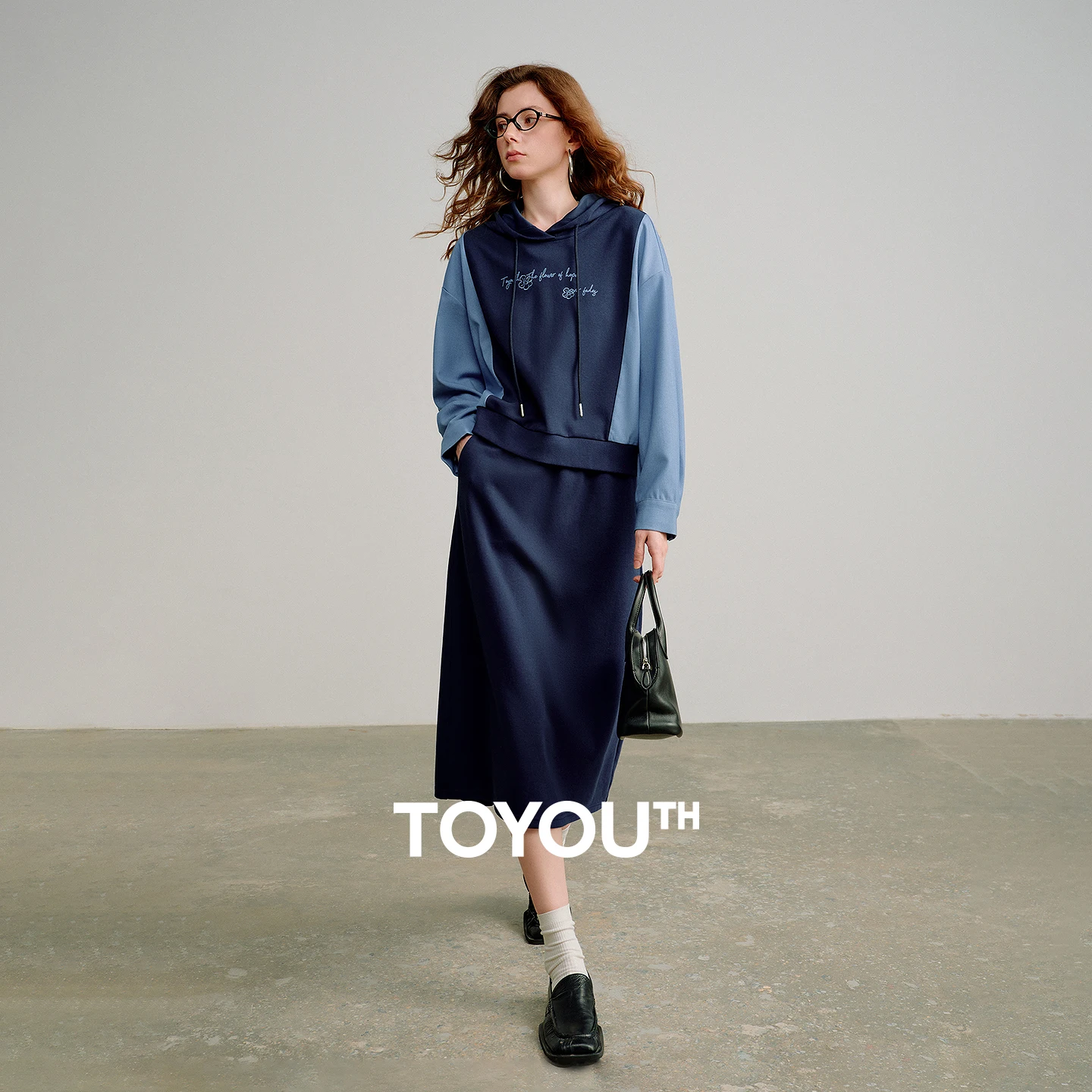 

TOYOUTH женский хлопковый комплект из двух предметов, новинка весны 2026, толстовка и юбка контрастного цвета с капюшоном, спортивный наряд