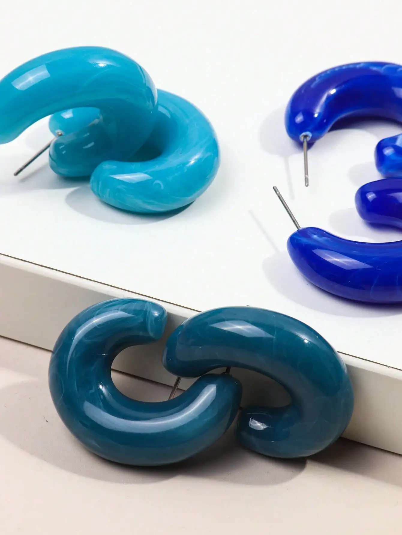 3pairs Blue Acrylic Chunky Irregular Circle Earring Hoops for Women Vintage Round C-Shape Huggies Earring Boho Fashion Jewelry