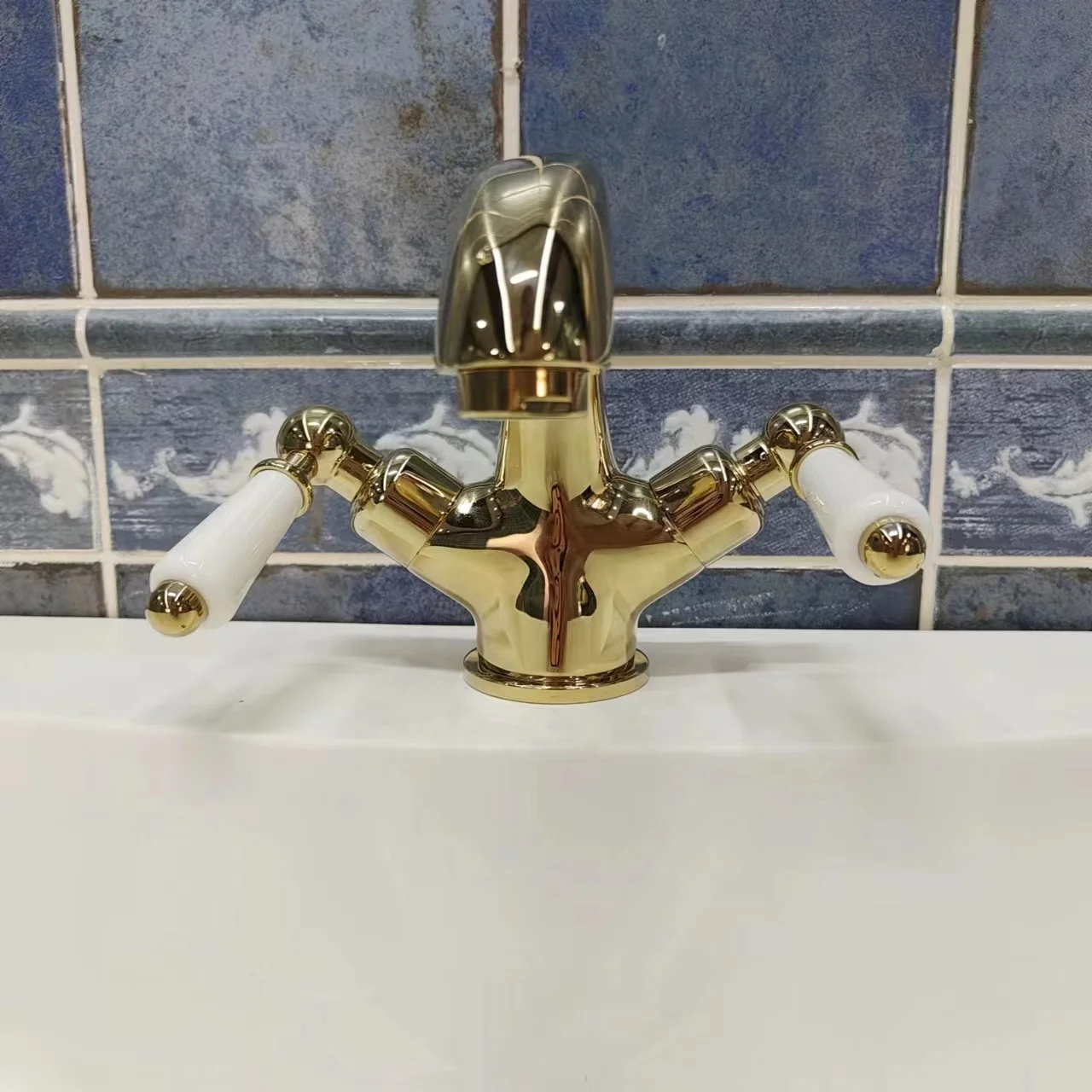 

High-End Classic All Brass Double Handle Basin Taps Faucet Polished Many Colors Soft 5 Years Factory Warranty CE UPC Approved