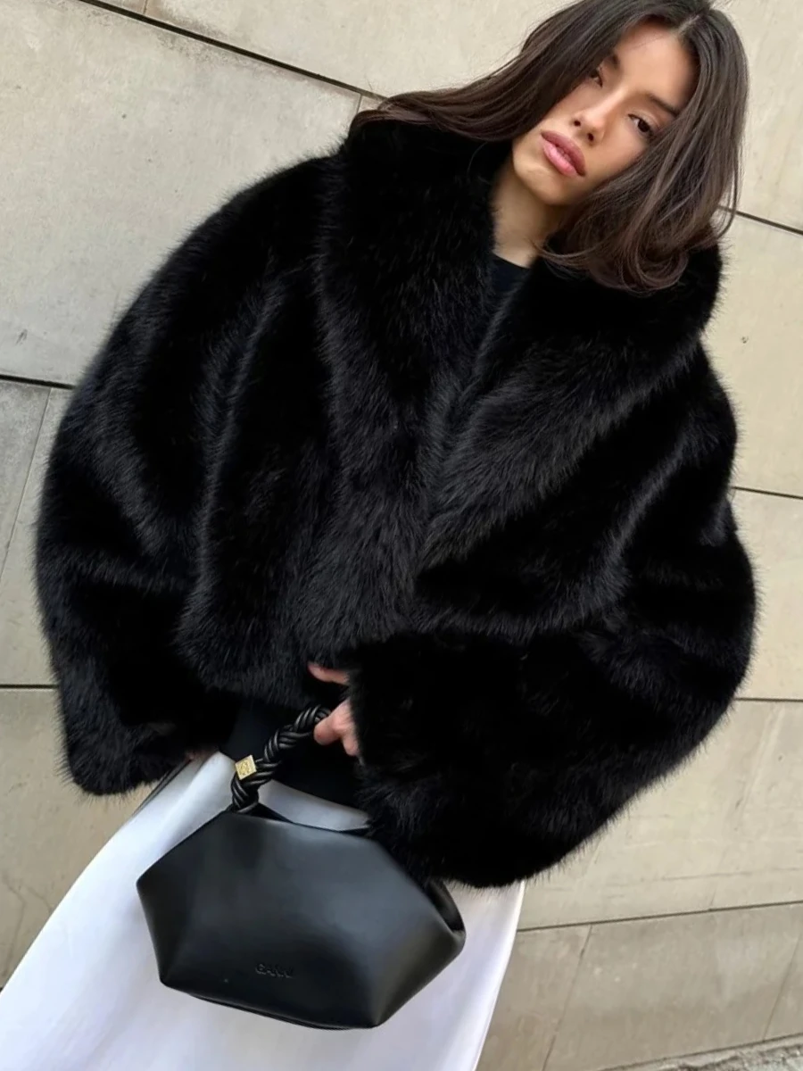 เสื้อแจ็คเก็ตขนเฟอร์เทียมสุดหรูสำหรับผู้หญิง เสื้อโค้ทปกแหลมสำหรับฤดูหนาว เสื้อแจ็คเก็ตขนฟ็อกซ์เทียมที่เป็นมิตรต่อสิ่งแวดล้อม เสื้อขนเฟอร์เทียมเนื้อนุ่ม สีขาว สีดำ