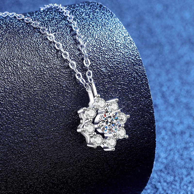 LioraGem Platinum PT950 New Moissanite Eight-Pointed Star Necklace for Women, Sunflower Simple Pendant Diamond Necklace