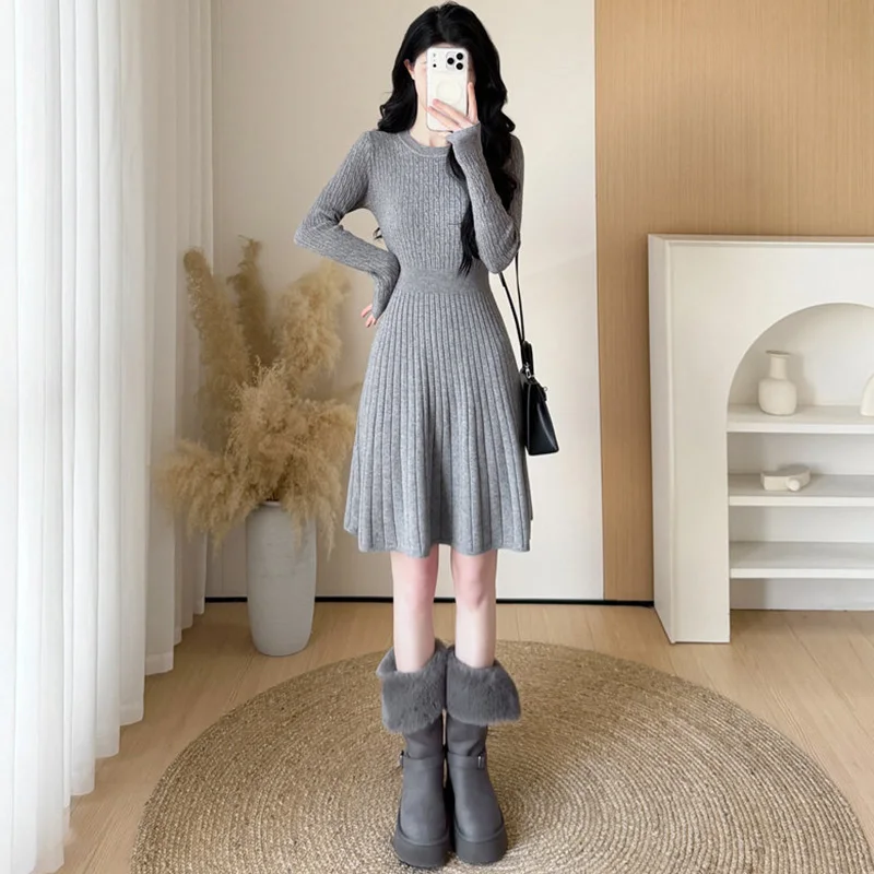 เดรสไหมพรมผู้หญิงใหม่สำหรับฤดูใบไม้ร่วงและฤดูหนาว ดีไซน์เรียบง่าย คอทรงโอ แขนยาว ยืดหยุ่นสูง ทรงเข้ารูป ทรงเอ