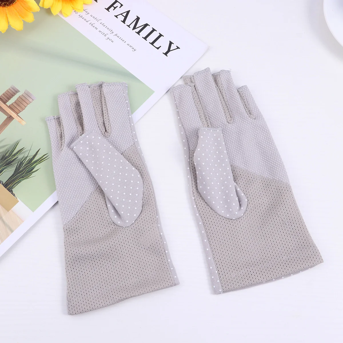 

1 Pair Ultrathin Sun Protection Gloves Fingerless Cycling Gloves For Women Outdoor Driving Climbing Grey