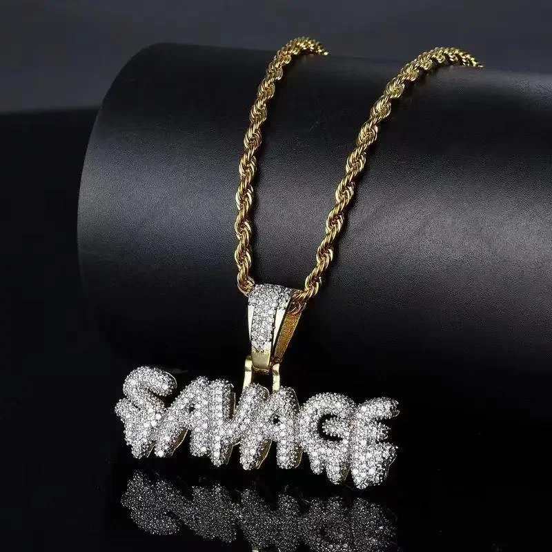 Iced Out Letter Savage Wisiorek Błyszczący Bing Cyrkonia Hip Hop Naszyjnik Męski Cool Rock Rap Trend Biżuteria