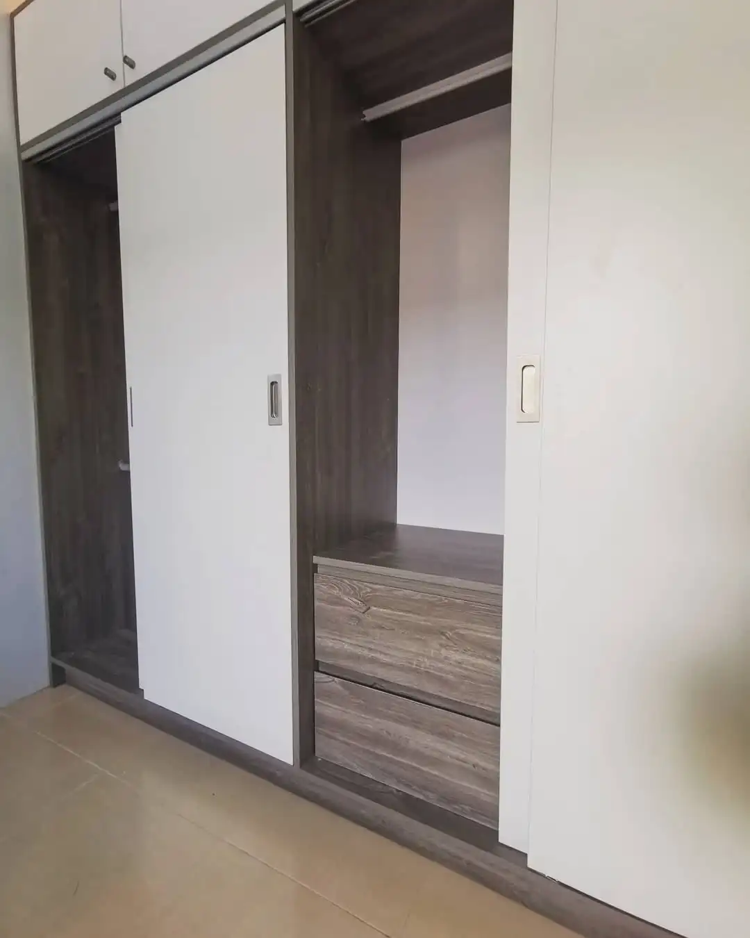 أثاث غرفة نوم بيضاء حديثة وخزائن قابلة للتحويل مع باب منزلق قابل للتعديل، تصميم سهل التجميع للفنادق #4