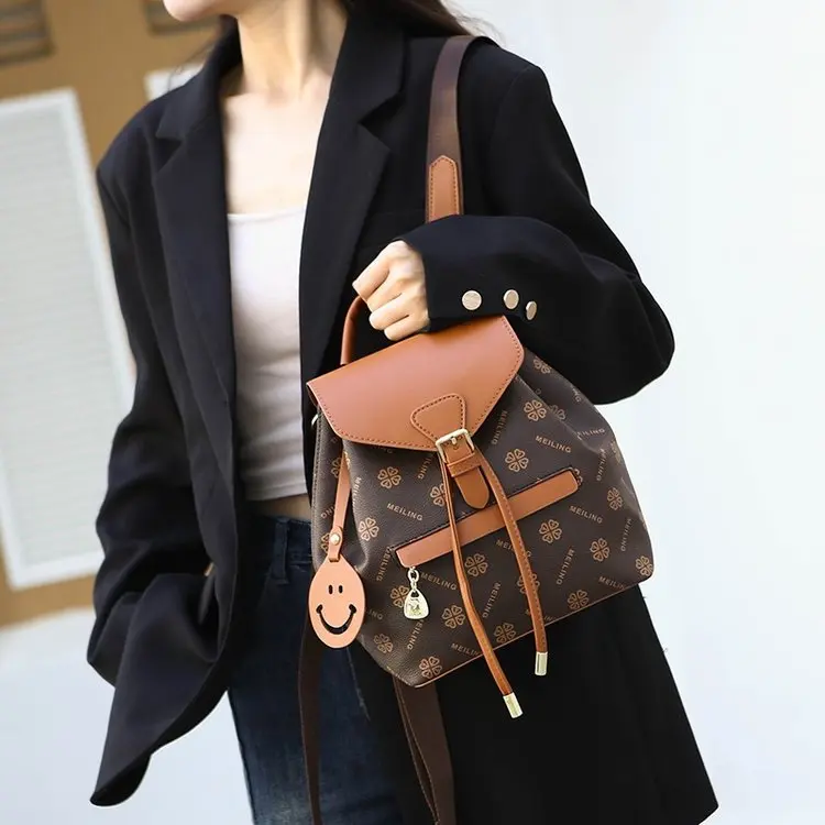 

2025 Summer New Four-leaf Clover Fashion Versatile Casual Women's Bag Commuter Bag Light Luxury Backpack