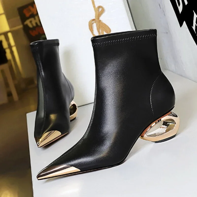 2025 New Metal Hollow Heel Iron Head Metal Pointed Toes Modern Short Boots for Women Winter Street Style Low Heel Boots Female