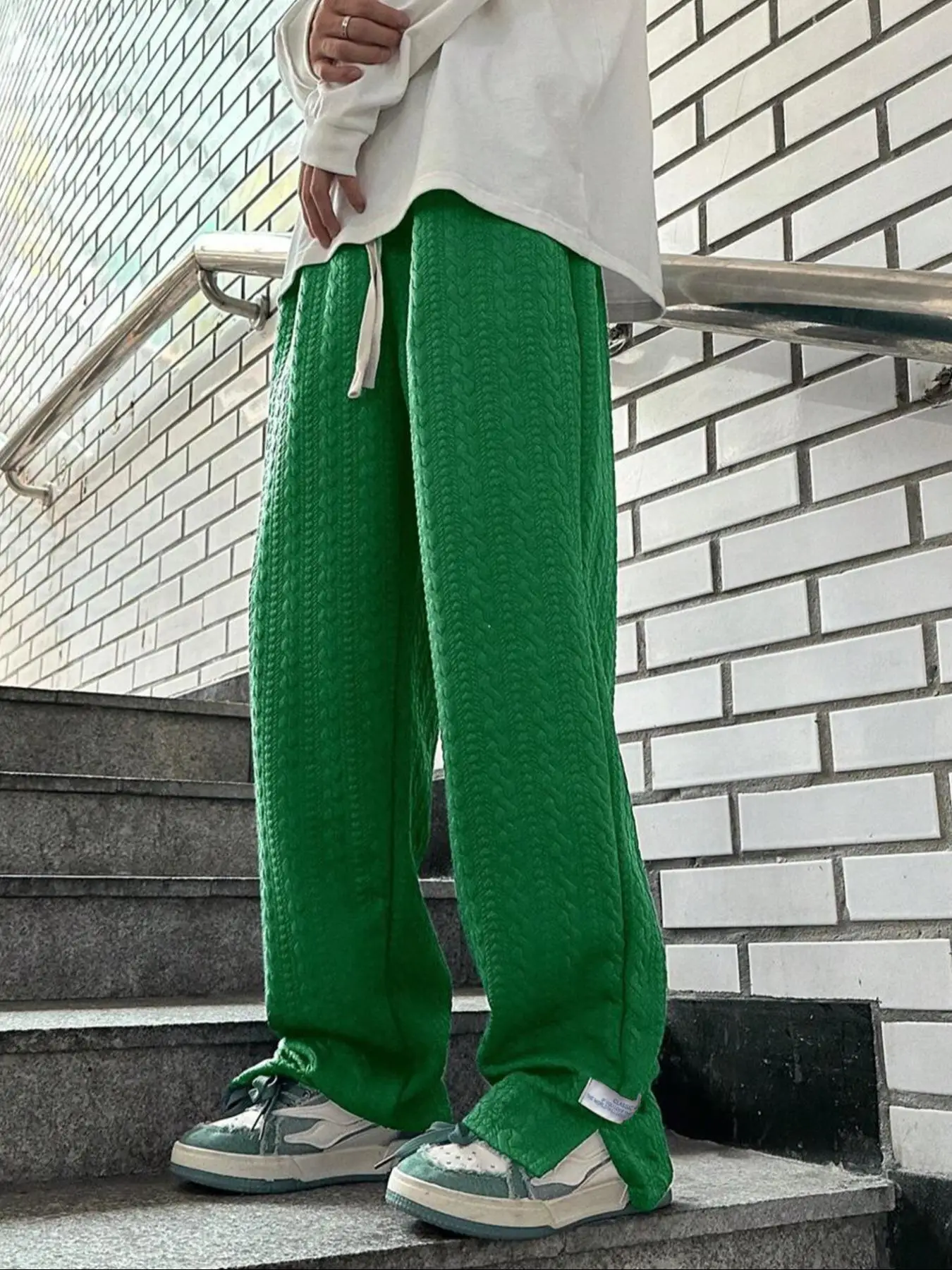 Men's Casual Minimalist Letter Print Sweatpants Split Hem Design Textured Jacquard Fabric Drawstring Waist Comfort Fit