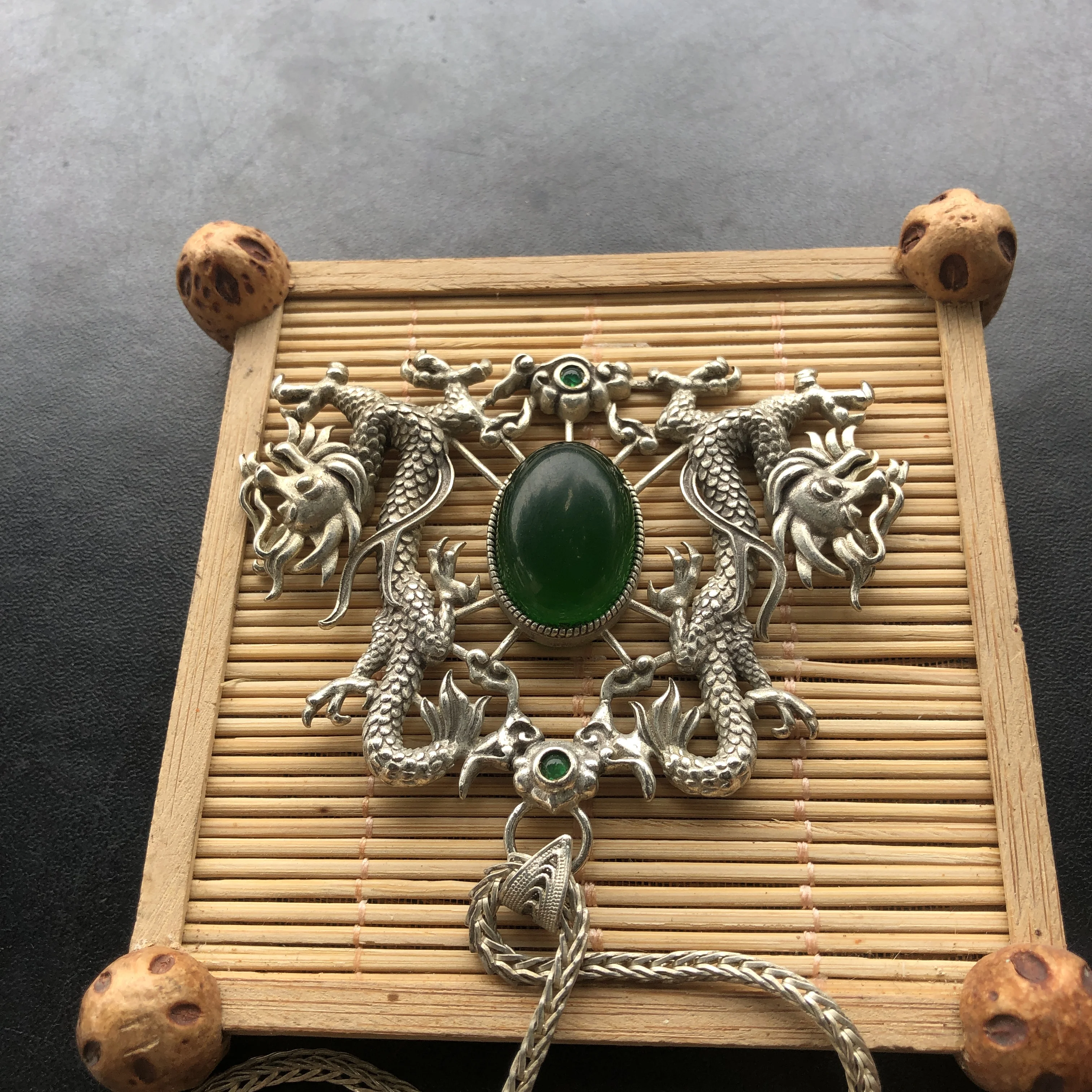 Vintage Double Dragon Pendant Necklace Silver‑Tone Green Oval Stone Inlaid Retro Chinese Ethnic Unisex Fashion Jewelry Gift