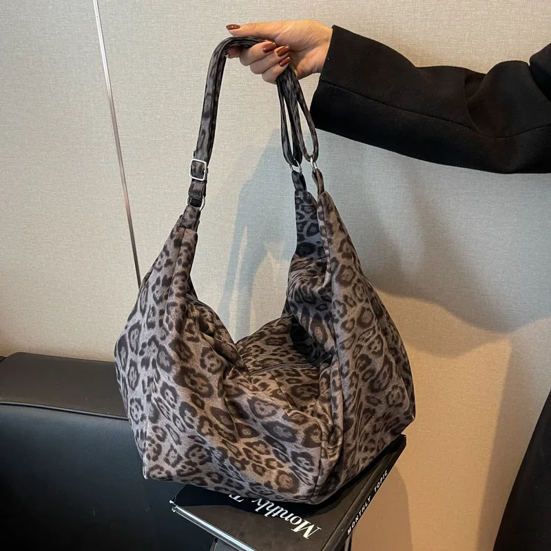 ทุกวันเรียบง่ายและขี้เกียจสไตล์ Retro Leopard พิมพ์ Tote กระเป๋า 2024 ฤดูใบไม้ร่วงและฤดูหนาวใหม่ขนาดใหญ่ความจุไหล่กระเป๋า