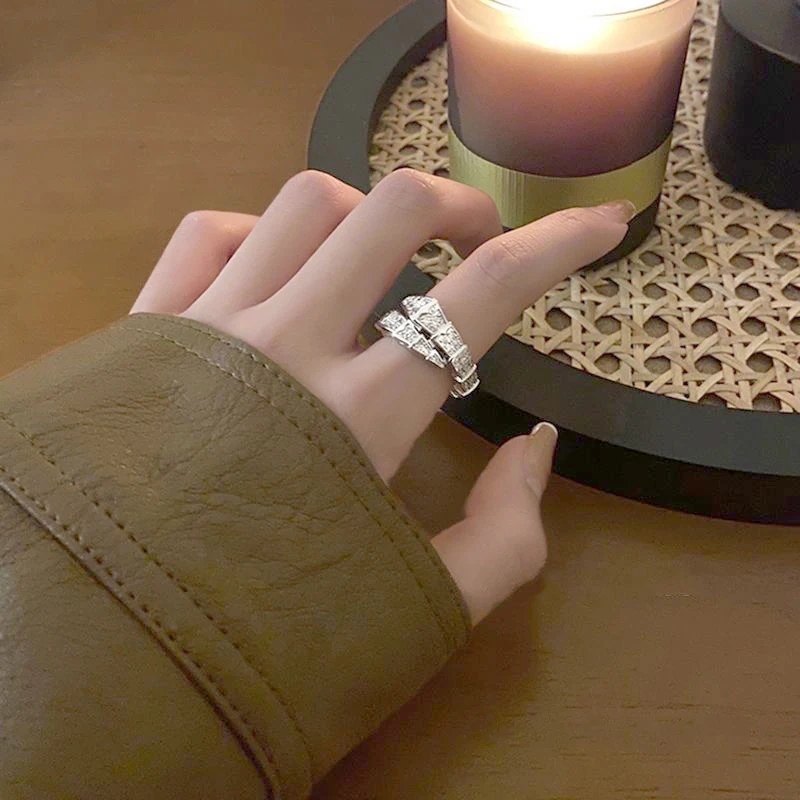 Steel Fun Luxury Sliver Color Crystal Snake Shape Ring for Women Girl Exquisite Shiny Cubic Zircon Finger Ring Wedding Jewelry