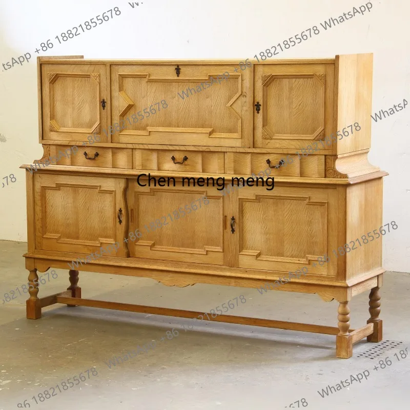 Französischer Retro-Eingangsschrank aus Massivholz. Vom Boden bis zur Decke reichender, geschnitzter Schrank. Esszimmer-Beistellschrank in Holzfarbe
