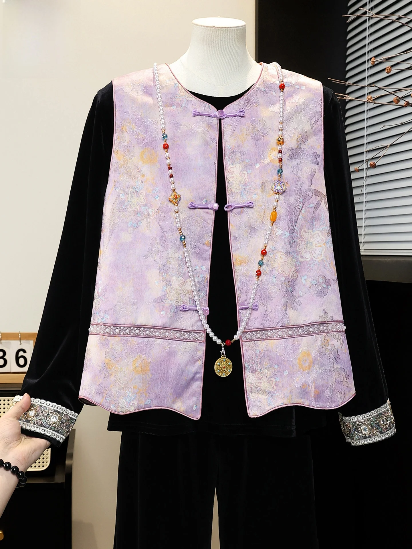 

Женский жилет с цветочной вышивкой в китайском стиле, с круглым вырезом и пуговицами, верхняя одежда для женщин среднего возраста