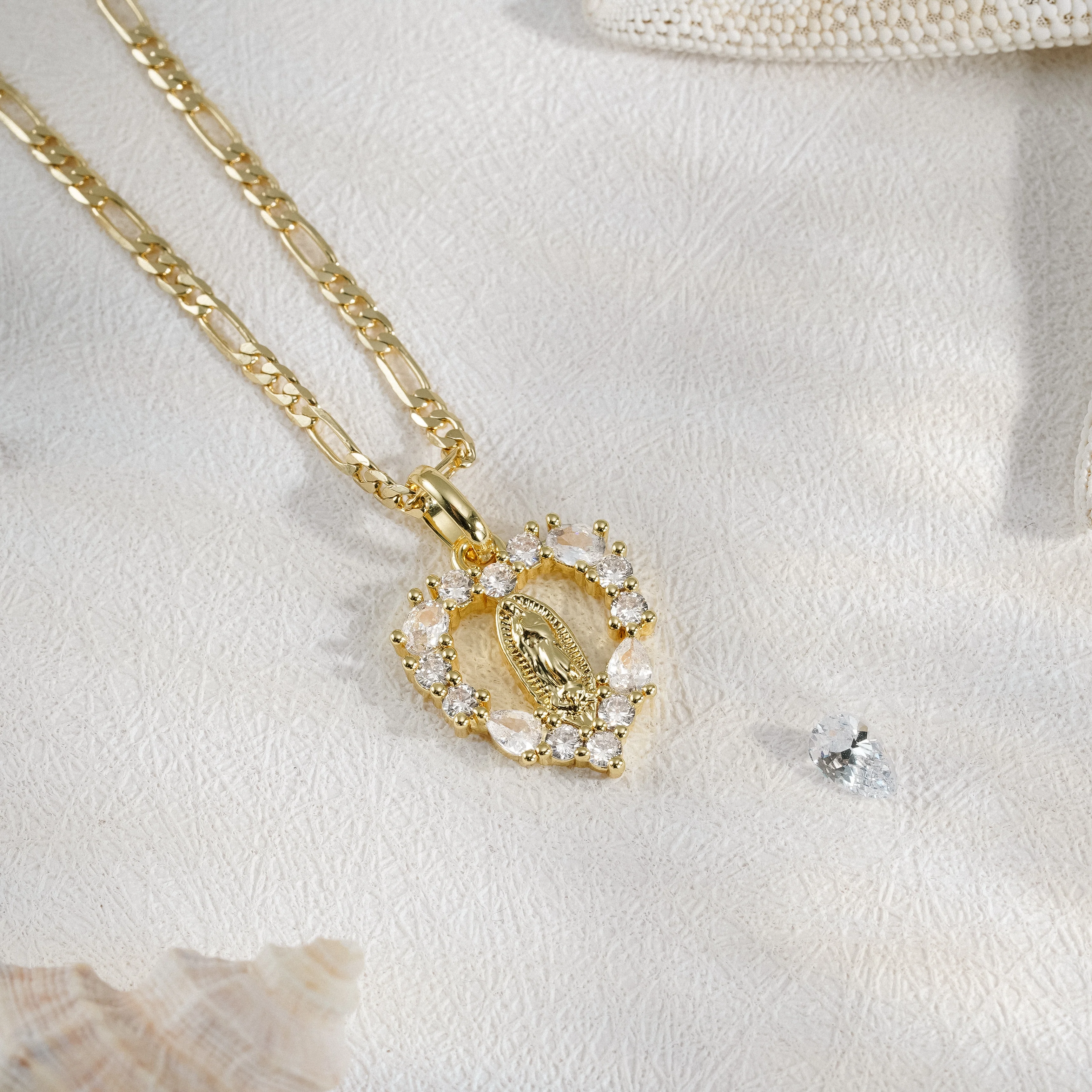 

YSY The elegant heart-shaped design of the Virgin Mary pendant necklace is suitable for daily prayers and religious festivals