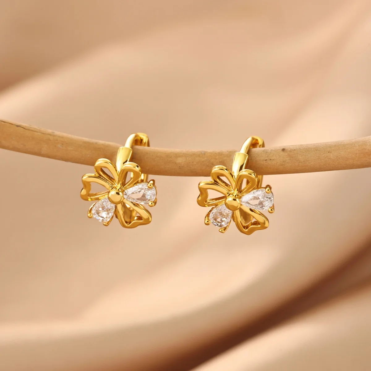Goldfarbene Kupfer-Blumen-Huggie-Creolen für Damen, mit klaren Zirkonia-Steinen, hohlen Blütenblättern, zarter Blumen-Ohrringe, Hochzeitsschmuck, Geschenk – Detail 5