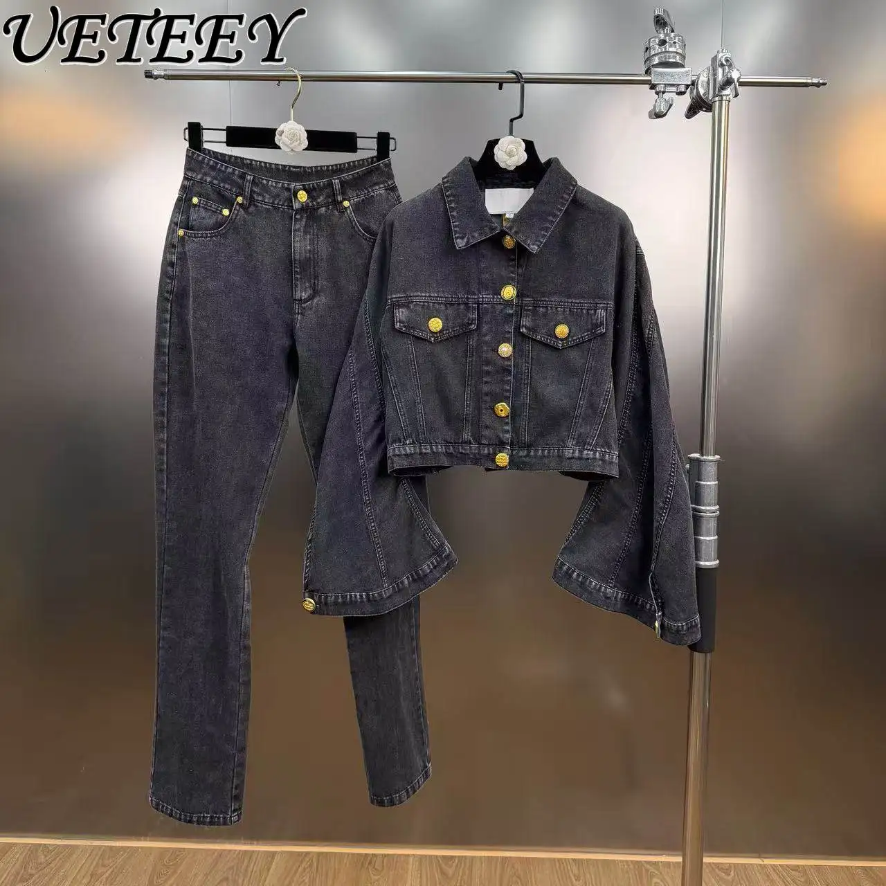 

Новинка Весна 2026: Модный джинсовый комплект из двух предметов — куртка с отложным воротником и расклешенными рукавами, и прямые джинсы с металлическими пряжками. Женский костюм.