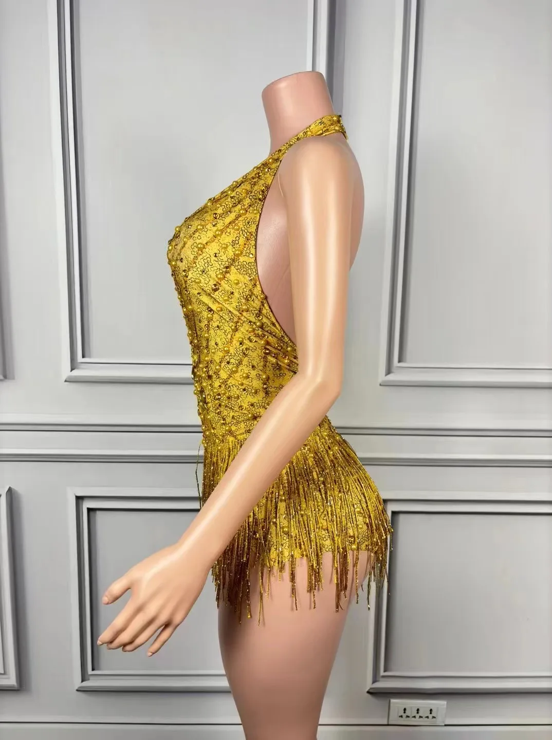 Seksowny kombinezon bez pleców z głębokim dekoltem w kształcie litery V, zdobiony cyrkoniami, idealny na zawody tańca latynoamerykańskiego w stylu standardowym.