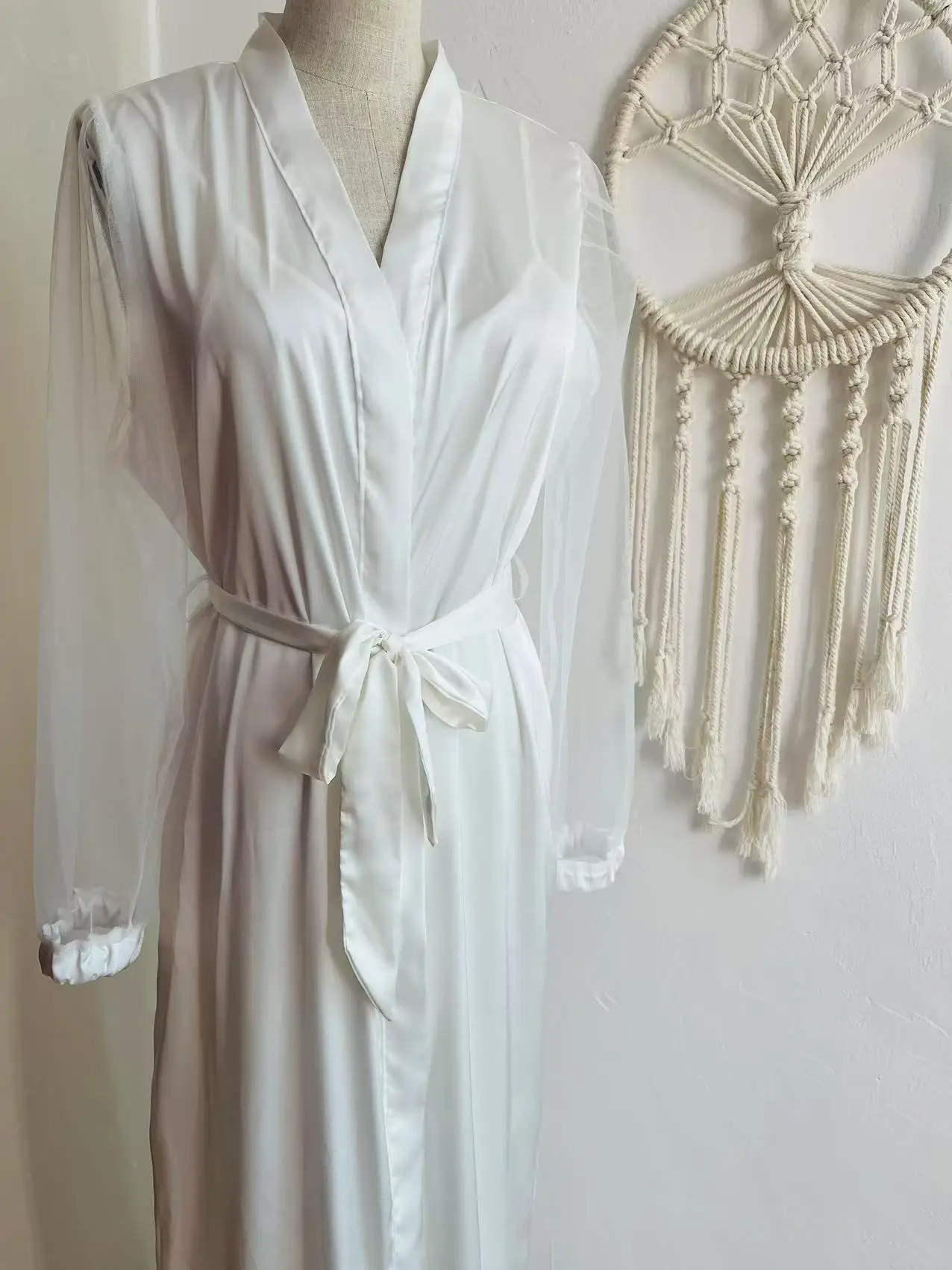 シルクサテン私室ローブブライダルドレッシングガウンローブワイドスリーブ花嫁ローブ足首ロングメッシュガウンホワイトローブブライドメイドギフト